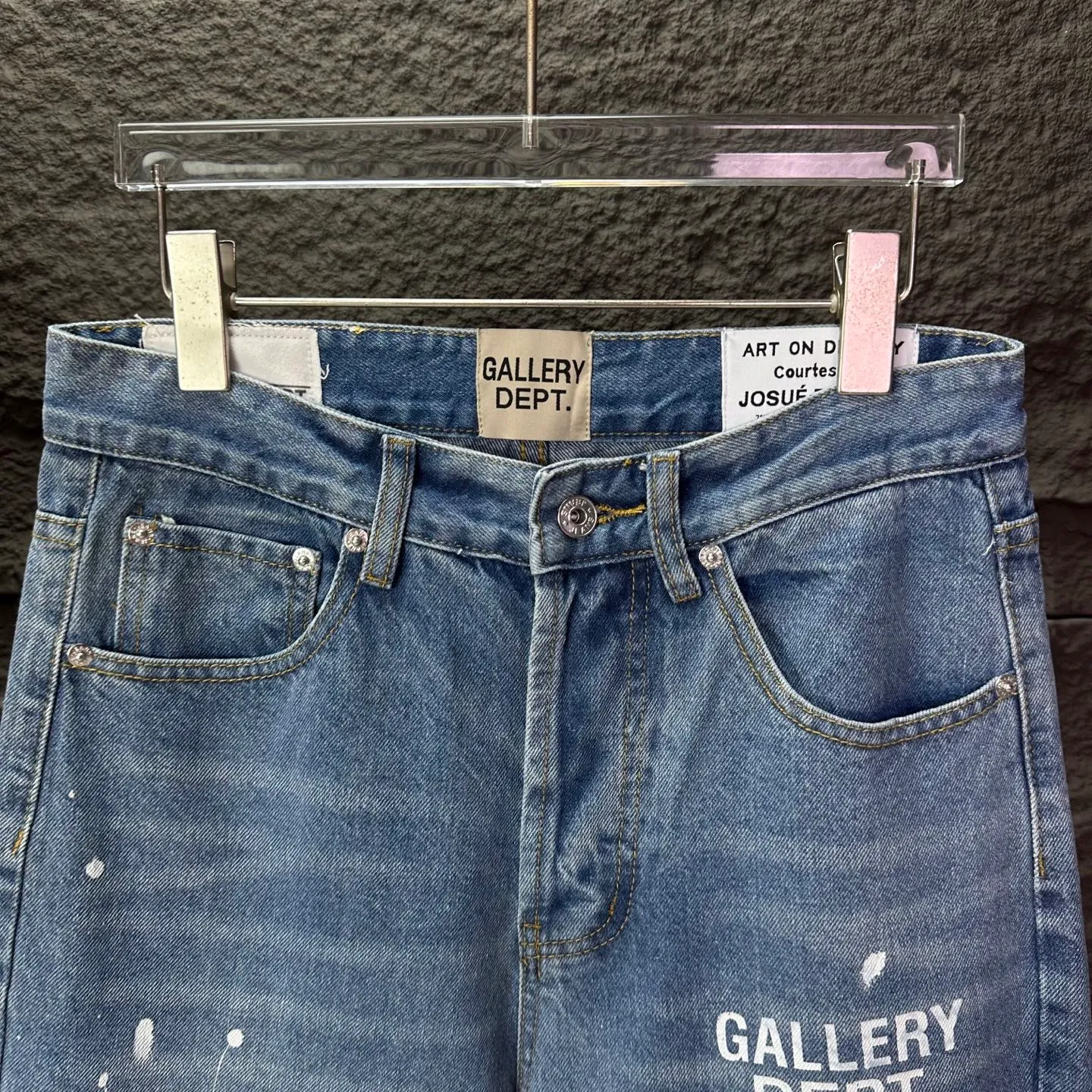 P250 GALLERY DEPT. 2025 new splash-ink hand-painted letter splicing couple style loose washed flared jeans 🔥High version🔥High version🔥 Top ceiling quality Styles with different washed textures are very friendly to people with thin legs and thick legs. The slightly flared version is very flattering. Moderate length that never goes out of style, easy to match with casually, basic styling for various styles, a must-have in the wardrobe! The fabric is stiff but also makes the upper body soft without losing texture. The washing process is even more perfect. It is a must-have item for everyone! ! ! Washed wheat, tag, pants label, three complete labels Color: washed black, washed blue Size: 28, 30, 32, 34 (four sizes)